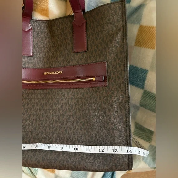 Pre-Luv- Michael Kors, heavy duty
Tote Bag maroon & brown
With Gold Hardware - Picture 10 of 16